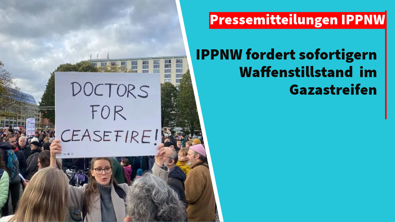 Frau hält bei einer Demonstration unter grauem Himmel ein handgeschriebenes Protestschild hoch, dahinter eine dichte Menschenmenge – ärztliche Stimme für Frieden
