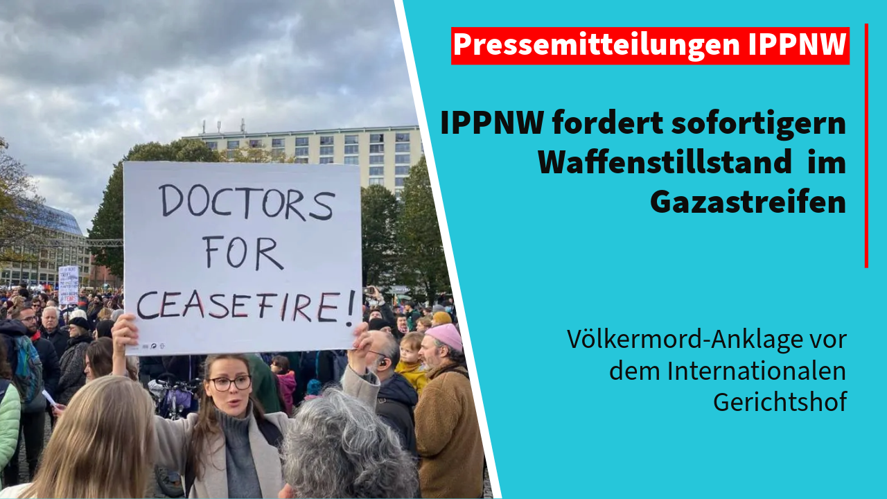 Frau hält bei einer Demonstration unter grauem Himmel ein handgeschriebenes Protestschild hoch, dahinter eine dichte Menschenmenge – ärztliche Stimme für Frieden