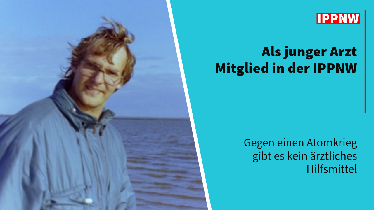 Altes Foto eines jungen Mannes mit Brille und windzerzaustem Haar am Meer – Erinnerung an die Anfänge des Engagements in der ärztlichen Friedensbewegung