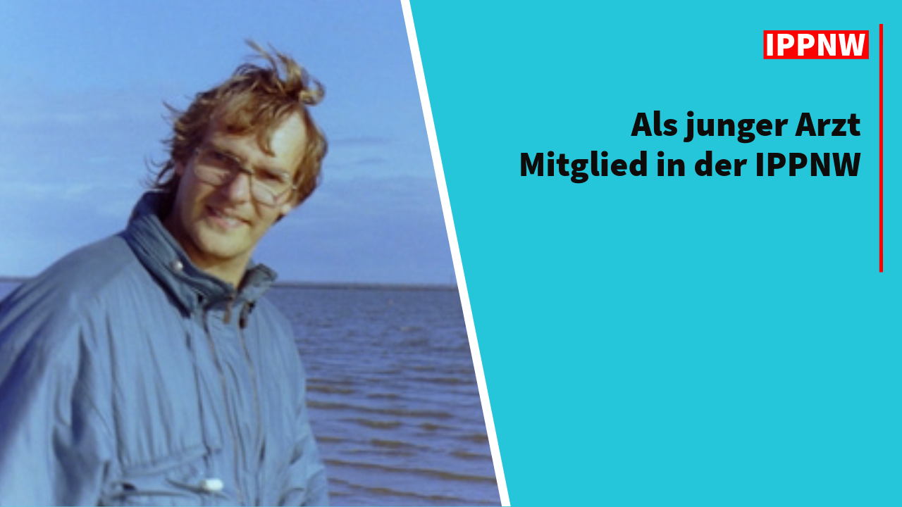 Altes Foto eines jungen Mannes mit Brille und windzerzaustem Haar am Meer – Erinnerung an die Anfänge des Engagements in der ärztlichen Friedensbewegung