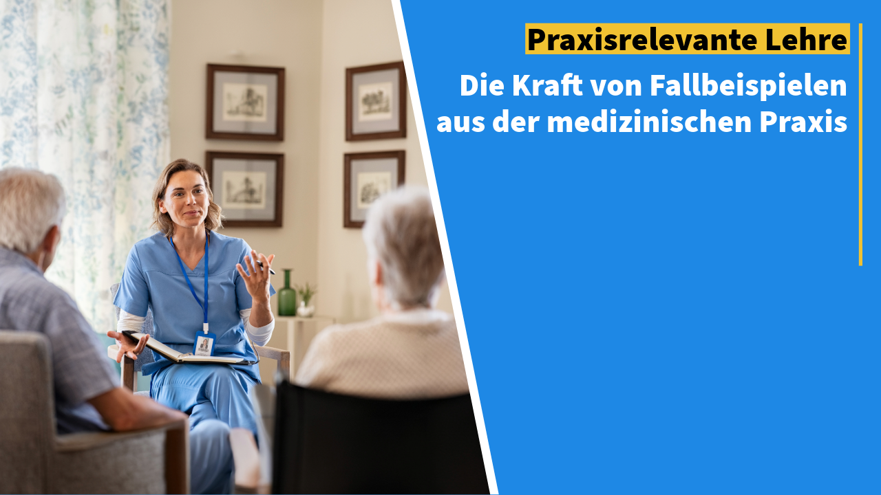 Pflegefachfrau in blauer Kleidung sitzt mit Notizbuch einem älteren Paar gegenüber und erklärt etwas – wohnliches Zimmer mit gerahmten Bildern im Hintergrund